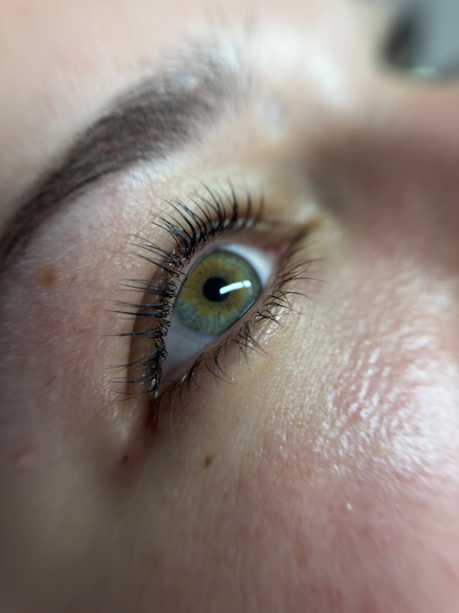 Close-up lash lift result at Sky Beauty Valencia showing lifted natural lashes