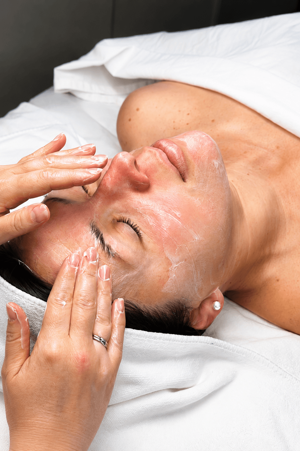Customized facial treatment at SkyBeauty Valencia in Valencia city center