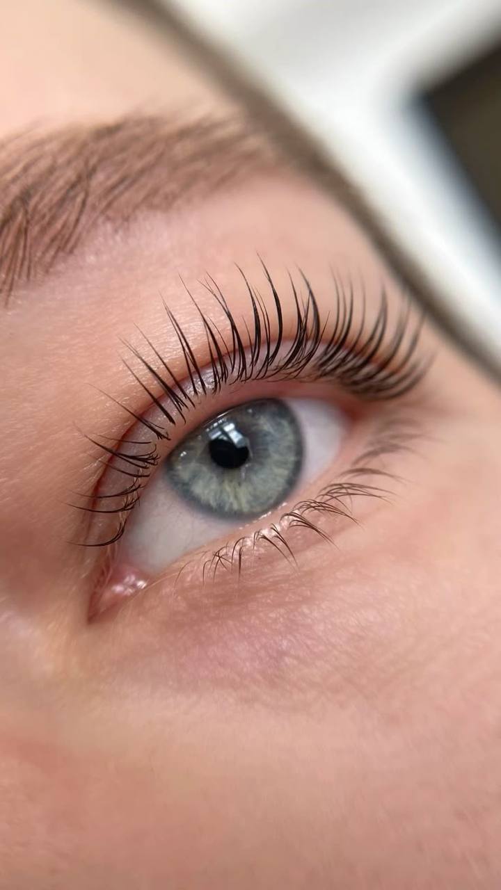 lash lift Valencia lifted lash result close up in Valencia city center